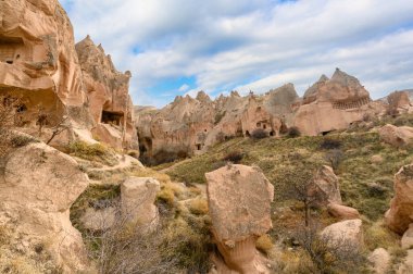 Zelve Open Museum, Goreme, Kapadokya, Türkiye. Mağara kasabası ve kaya oluşumlarında evler.
