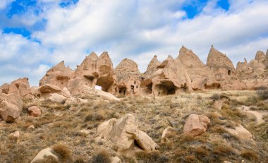 Zelve Open Museum, Goreme, Kapadokya, Türkiye. Mağara kasabası ve kaya oluşumlarında evler.