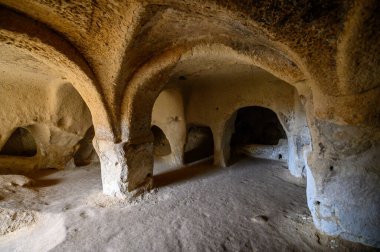 Kapadokya 'nın Goreme kentindeki Zelve Açık Hava Müzesi' ndeki mağara kilisesi. Mağara kasabası ve kaya oluşumlarında evler.