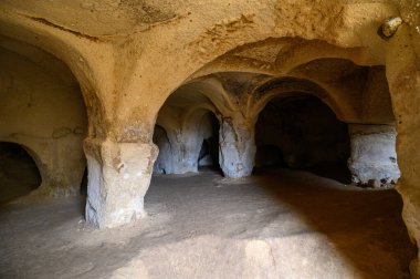 Kapadokya 'nın Goreme kentindeki Zelve Açık Hava Müzesi' ndeki mağara kilisesi. Mağara kasabası ve kaya oluşumlarında evler.