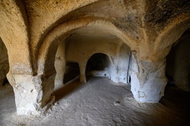 Kapadokya 'nın Goreme kentindeki Zelve Açık Hava Müzesi' ndeki mağara kilisesi. Mağara kasabası ve kaya oluşumlarında evler.