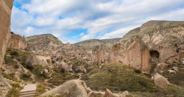 Zelve Open Museum, Goreme, Kapadokya, Türkiye. Mağara kasabası ve kaya oluşumlarında evler.