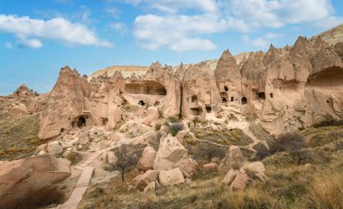 Zelve Open Museum, Goreme, Kapadokya, Türkiye. Mağara kasabası ve kaya oluşumlarında evler.
