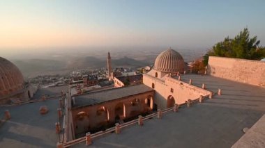 Mardin, Türkiye. Gün doğumunda eski şehirde. Görüntü: Zinciriye Madrasah.