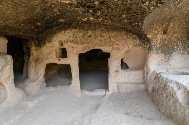 Kapadokya 'nın Goreme ilçesindeki Zelve Valley' deki mağara kilisesi. Mağara kasabası ve kaya oluşumlarında evler.