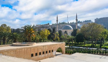 Sanliurfa 'daki Mevlidi Halil Camii. Türkiye 'de dini turizm merkezleri.