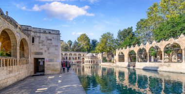 Şanlıurfa 'daki Balikligol (Balık Gölü). İbrahim Havuzu veya Kutsal Balık Havuzu Panoraması. 