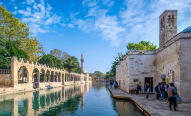 Şanlıurfa 'daki Balikligol (Balık Gölü). İbrahim Havuzu veya Kutsal Balık Havuzu Panoraması. 