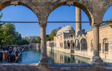 Şanlıurfa 'daki Balikligol (Balık Gölü). İbrahim Havuzu veya Kutsal Balık Havuzu Panoraması. 