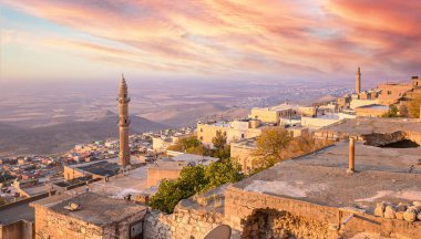 Eski Mardin, Türkiye 'de güneş doğarken. Büyük Cami 'nin minaresine şehir manzarası