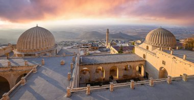 Mardin 'in Panoraması, Türkiye. Güneşin doğuşunda eski kasabada. Görüntü: Zinciriye Madrasah.