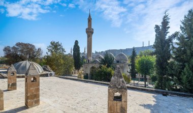 Türkiye 'nin Sanliurfa kentindeki Rizvaniye camii. İbrahim Havuzu veya Kutsal Balık Havuzu Panoraması (Balikligol)