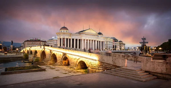 Skopje Republik Nordmakedonien Das Archäologische Museum Mazedoniens Und Die Brücke — Stockfoto