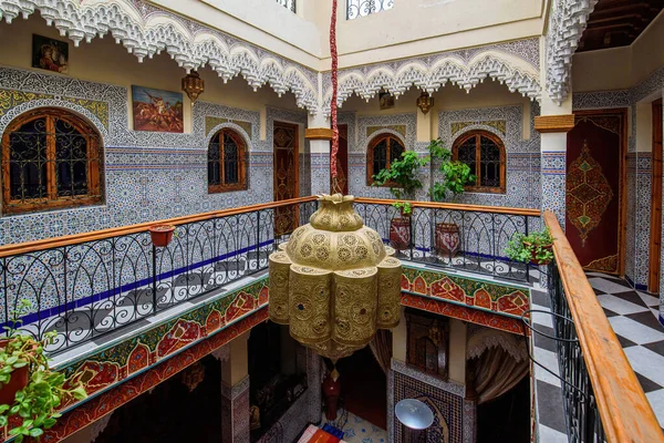 모로코 모자이크로 전통적으로 화려하고 아라베스크 조각들 모로코의 세워져 있었습니다 — 스톡 사진