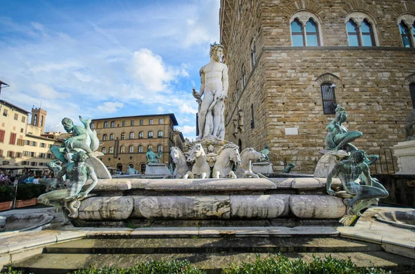 イタリアのフィレンツェ フォンタナ ネットトゥーノ 16世紀の大理石と青銅の噴水で 海馬や海馬の彫刻が施されています シニョリア広場のネプチューンの泉 — ストック写真