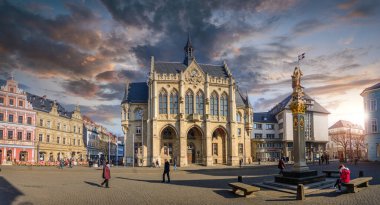 Erfurt, Almanya. Gün batımında Thüringen 'in başkentinde Rathaus veya Belediye Binası