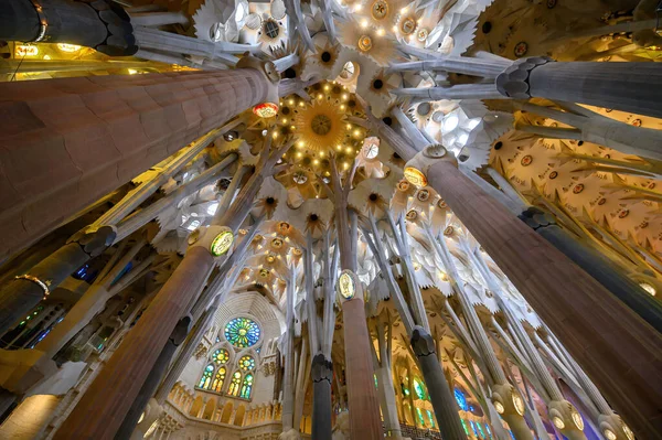 Barcelona España Septiembre 2021 Cúpula Luces Que Atraviesan Las Vidrieras — Foto de Stock