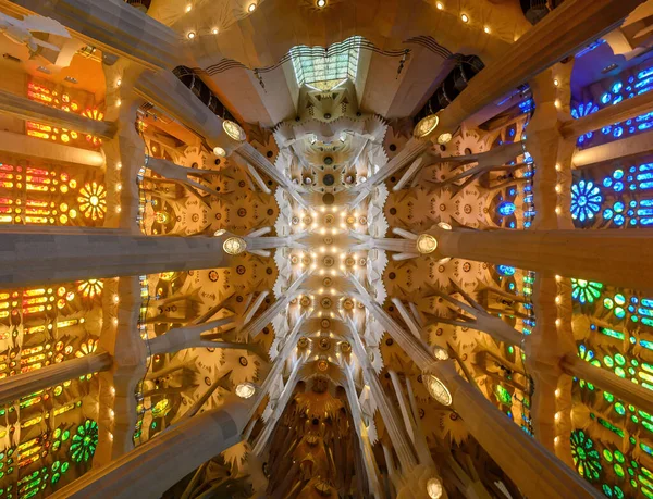 스페인 바르셀로나 2021 가우디 가설계 Sagrada Familia 스테인드글라스를 들어오는 — 스톡 사진