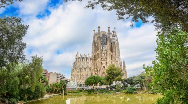 Sagrada Familia, Katalan mimar Antoni Gaudi tarafından tasarlanan Barselona, İspanya 'daki büyük bir Roma Katolik kilisesi.