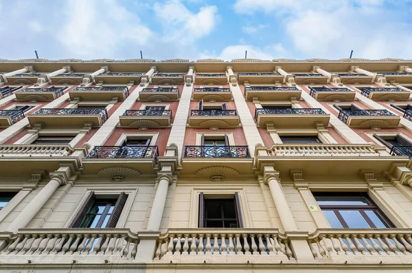 西班牙巴塞罗那近代现代化建筑立面的一个突出例子 — 图库照片