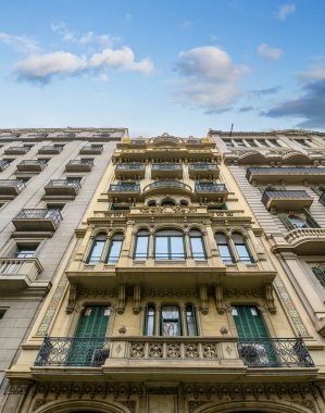 İspanya 'nın Barselona kentindeki modernizm cephesinin önemli bir örneği.. 