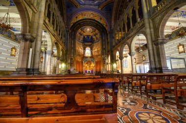 Barcelona, İspanya. Avinguda Diagonal caddesindeki Barcelona 'nın merkezindeki Our Lady of Carmel (Mare de Deu del Carme) Katolik kilisesinin içinde..