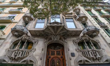 Comalat Hanesi (Casa Comalat), İspanya 'nın Barselona kentinde 1911 yılında Salvador Valeri tarafından inşa edilen modernist bir binadır.