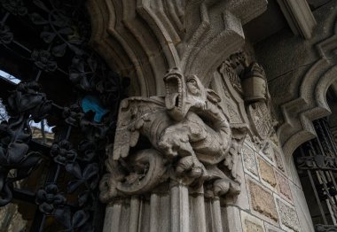 Barcelona, İspanya 'daki Palau Baro de Quadras. Mimar Puig i Cadafalch 'ın küçük bir Modernista sarayı. Şu anda Ramon Llull Enstitüsü 'nün ana ofisleri bulunmaktadır.