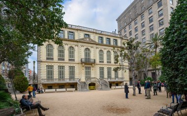 Barcelona, Katalonya, İspanya 'da bir neo-klasik saray ve bahçe manzarası