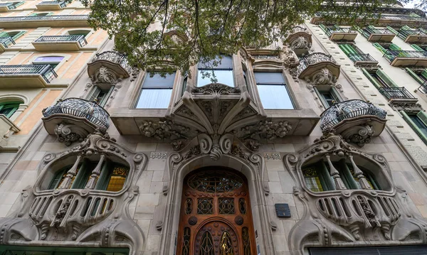 ハウス コマラト Casa Comalat 1911年にサルバドール ヴァレリによって建設されたスペイン バルセロナの近代主義建築物である — ストック写真