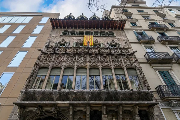 スペインのバルセロナにあるパラオ クアドラス 建築家Puig Cadafalchによる小さなモダニスタ宮殿 研究所ラモンLullの主なオフィスを収容しています — ストック写真