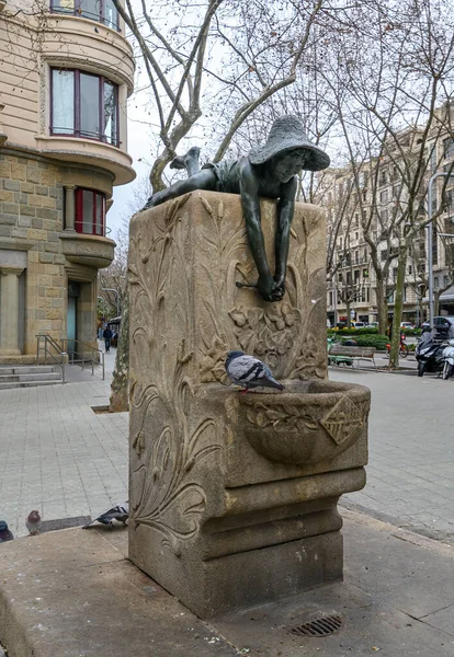 スペインのバルセロナ スペイン バルセロナのカサ プンクス近くの少年彫刻 — ストック写真