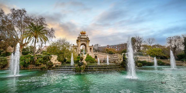 西班牙巴塞罗那市的Cascada Del Parc Ciutadella 19世纪公园内有一座拱形和中央维纳斯雕像的喷泉和纪念碑 — 图库照片