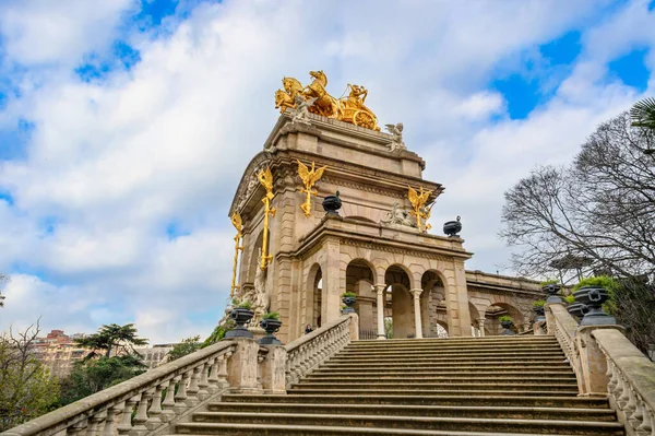 西班牙巴塞罗那市的Cascada Del Parc Ciutadella 19世纪公园内有一座拱形和中央维纳斯雕像的喷泉和纪念碑 — 图库照片