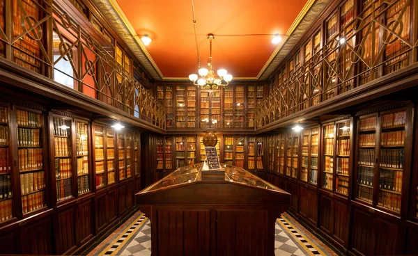 Barselona, İspanya. Eski güzel kütüphanenin içi Biblioteca Publica Arus