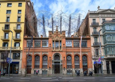 Barselona, İspanya. Arago Caddesi 'nde Domenech i Montaner' in inşa ettiği bir kültür merkezi ve müze olan Fundacio Antoni Tapies vakfının manzarası