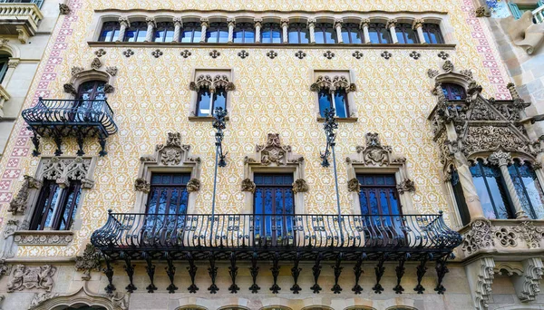 Excelente Exemplo Fachada Construção Modernismo Tardio Barcelona Espanha — Fotografia de Stock