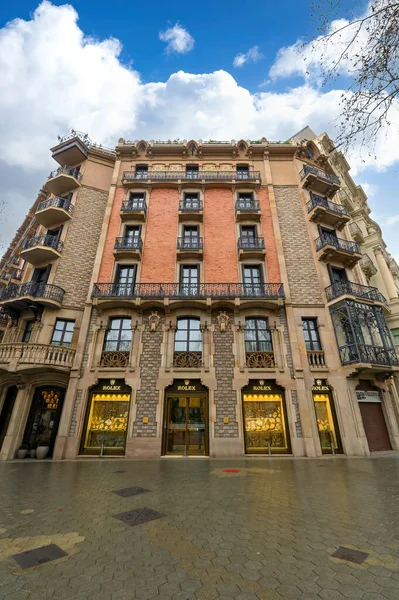 İspanya 'nın Barselona kentindeki modernizm cephesinin önemli bir örneği.. 