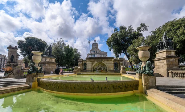 西班牙巴塞罗那 加泰罗尼亚广场 Placa Catalunya 是巴塞罗那市中心的一个大广场 被认为是市中心 最漂亮的正方形 — 图库照片