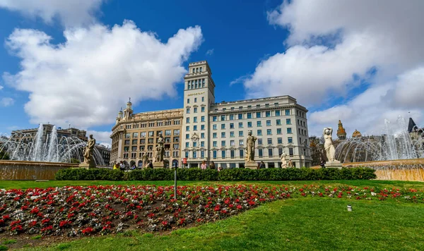 Barselona, İspanya. Placa de Catalunya (Katalonya Meydanı), Barcelona 'nın merkezinde şehir merkezi olarak kabul edilen büyük bir meydan. en güzel kare 