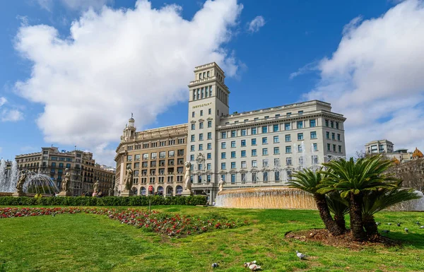 Barselona, İspanya. Placa de Catalunya (Katalonya Meydanı), Barcelona 'nın merkezinde şehir merkezi olarak kabul edilen büyük bir meydan. en güzel kare 