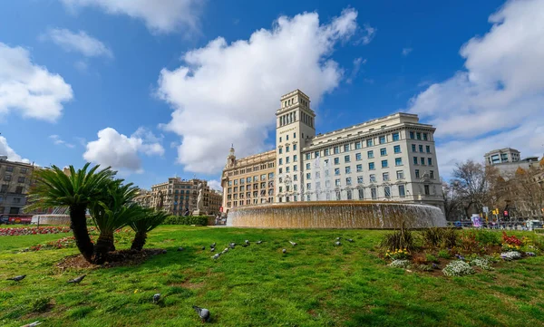 Barselona, İspanya. Placa de Catalunya (Katalonya Meydanı), Barcelona 'nın merkezinde şehir merkezi olarak kabul edilen büyük bir meydan. en güzel kare 