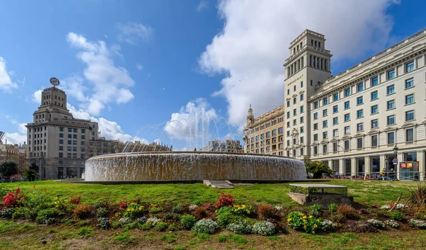 Barselona, İspanya. Placa de Catalunya (Katalonya Meydanı), Barcelona 'nın merkezinde şehir merkezi olarak kabul edilen büyük bir meydan. en güzel kare 
