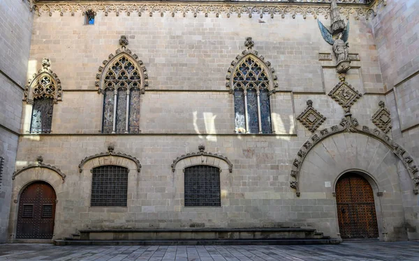 Barcelona, İspanya 'daki Gotik Mahallesi' ndeki eski gotik bina.