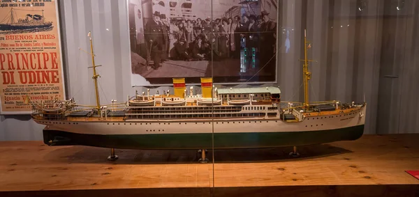 Barselona, İspanya. Denizcilik Müzesi 'ndeki gemi ve aksesuar modelleri