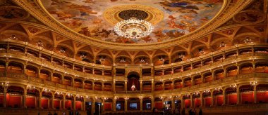 Budapeşte, Macaristan. Mimarın başyapıtlarından ve Avrupa 'nın en güzellerinden biri olarak kabul edilen Macar Kraliyet Opera Evi' nin içi..