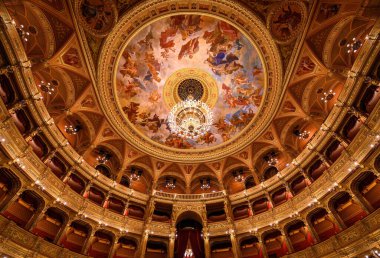 Budapeşte, Macaristan. Mimarın başyapıtlarından ve Avrupa 'nın en güzellerinden biri olarak kabul edilen Macar Kraliyet Opera Evi' nin içi..