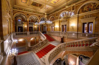 Budapeşte, Macaristan. Mimarın başyapıtlarından ve Avrupa 'nın en güzellerinden biri olarak kabul edilen Macar Kraliyet Opera Evi' nin içi..