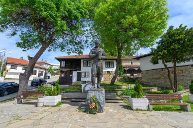 Dryanovo, Bulgaristan. Kolyu Ficheto 'ya adanmış heykel. Dryanovo doğumlu Bulgar Ulusal Diriliş mimarı, inşaatçısı ve heykeltraşı.