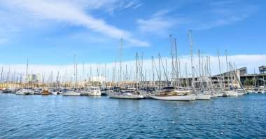 Port Vell, Barcelona, İspanya 'daki Rambla de Mar marinasında güzel gemi ve yatlar.